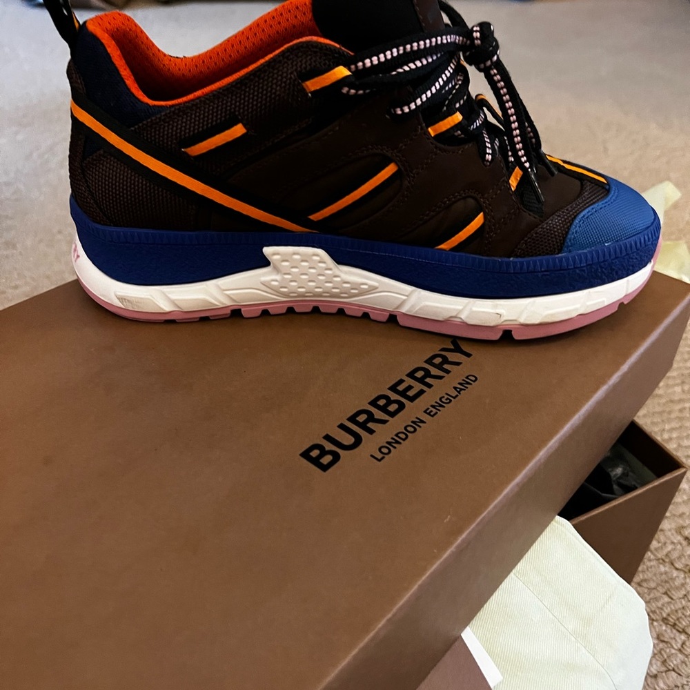 Lightly used , looks brand new women Burberry sneakers - Picture 3 of 5